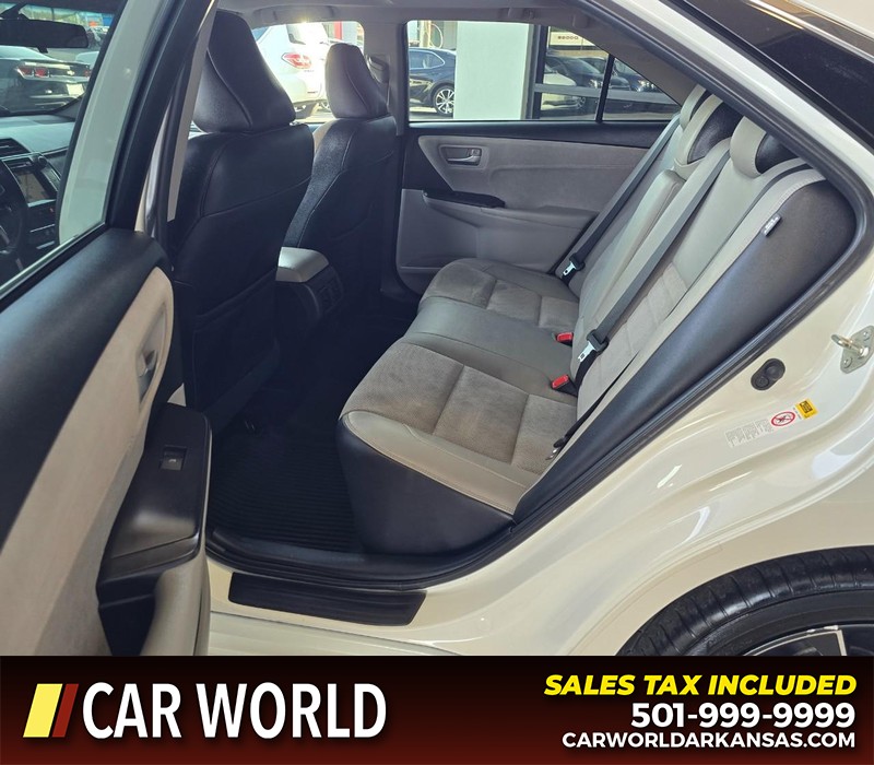 Toyota Camry Vehicle Full-screen Gallery Image 10