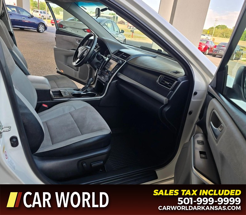 Toyota Camry Vehicle Full-screen Gallery Image 11