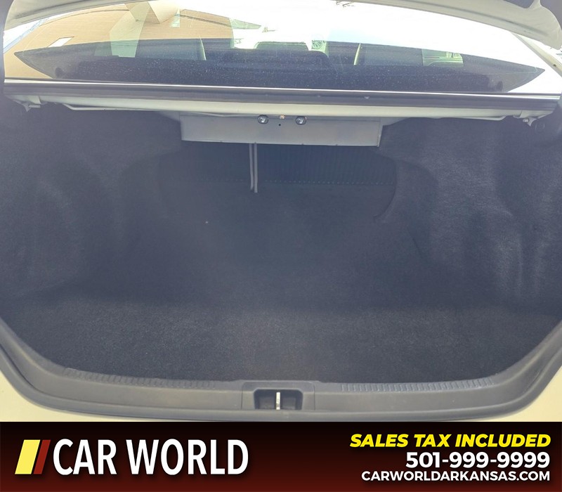 Toyota Camry Vehicle Full-screen Gallery Image 13