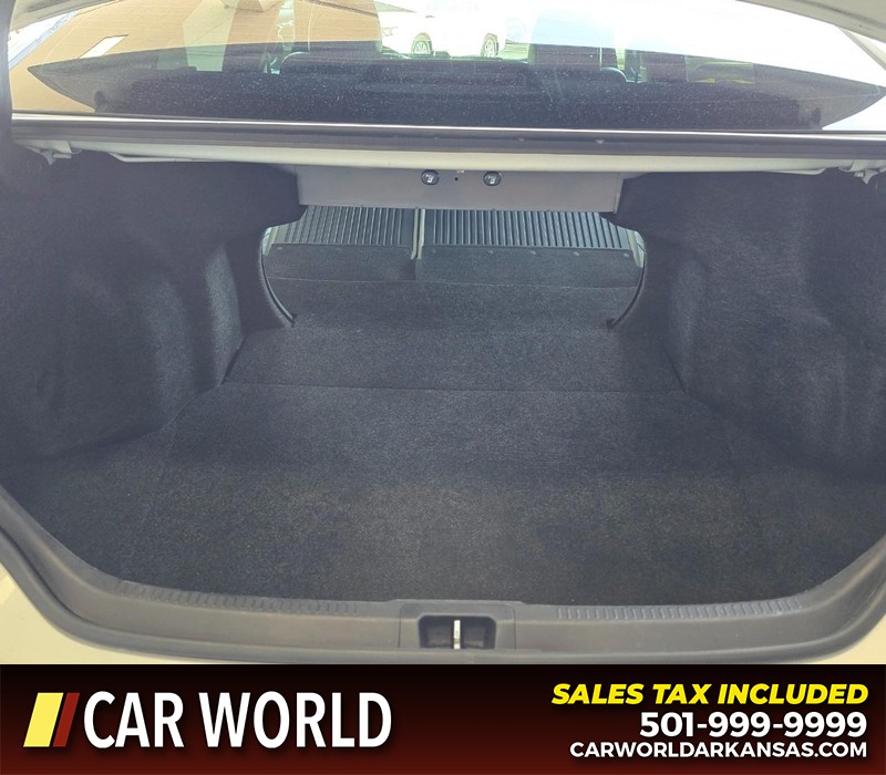 Toyota Camry Vehicle Full-screen Gallery Image 14