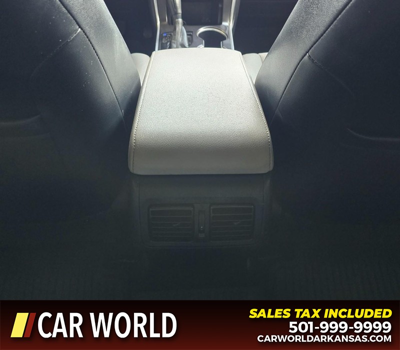 Toyota Camry Vehicle Full-screen Gallery Image 21