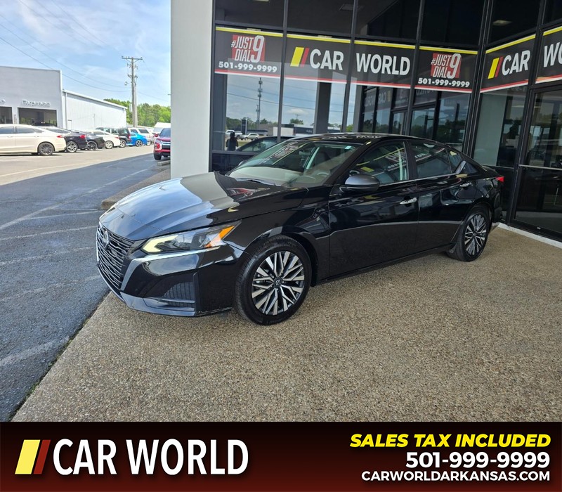 Nissan Altima Vehicle Full-screen Gallery Image 3