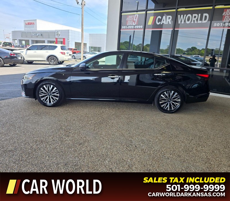 Nissan Altima Vehicle Full-screen Gallery Image 4