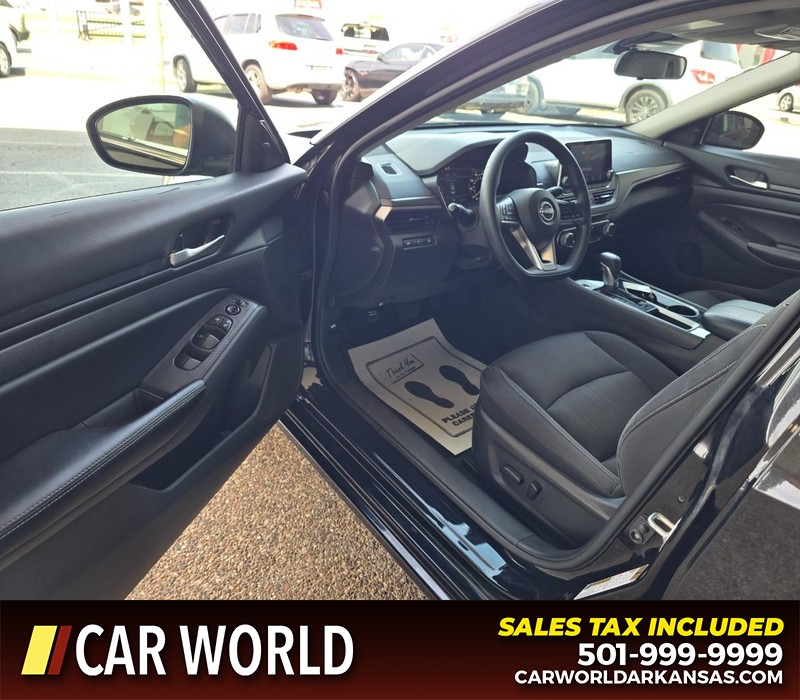 Nissan Altima Vehicle Full-screen Gallery Image 7