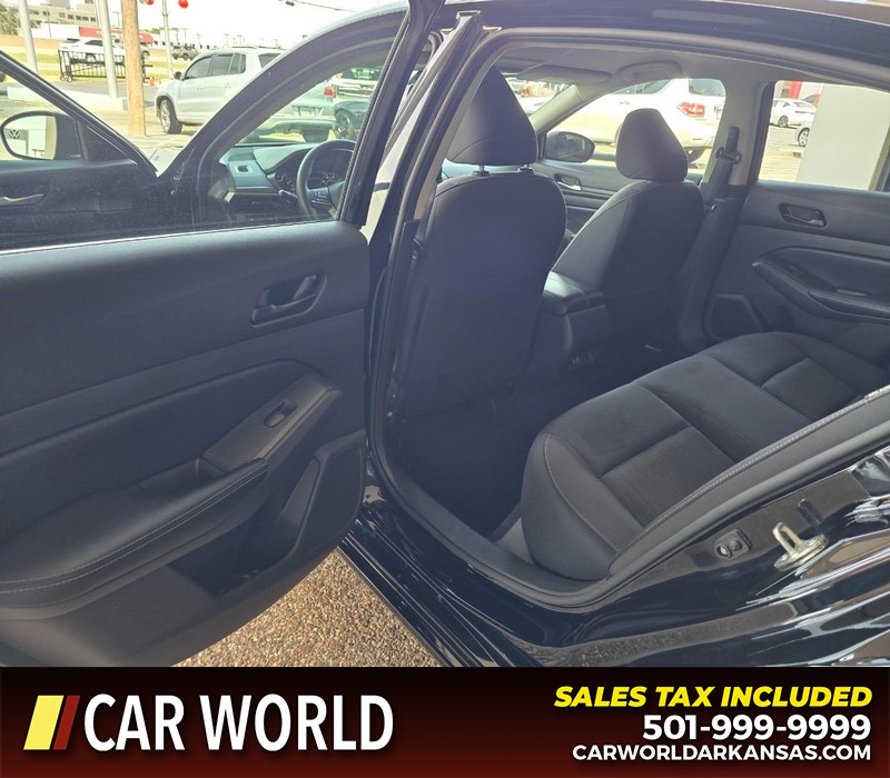 Nissan Altima Vehicle Full-screen Gallery Image 9