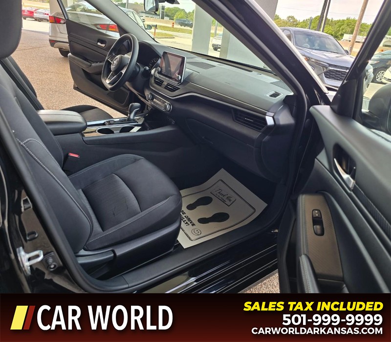 Nissan Altima Vehicle Full-screen Gallery Image 11