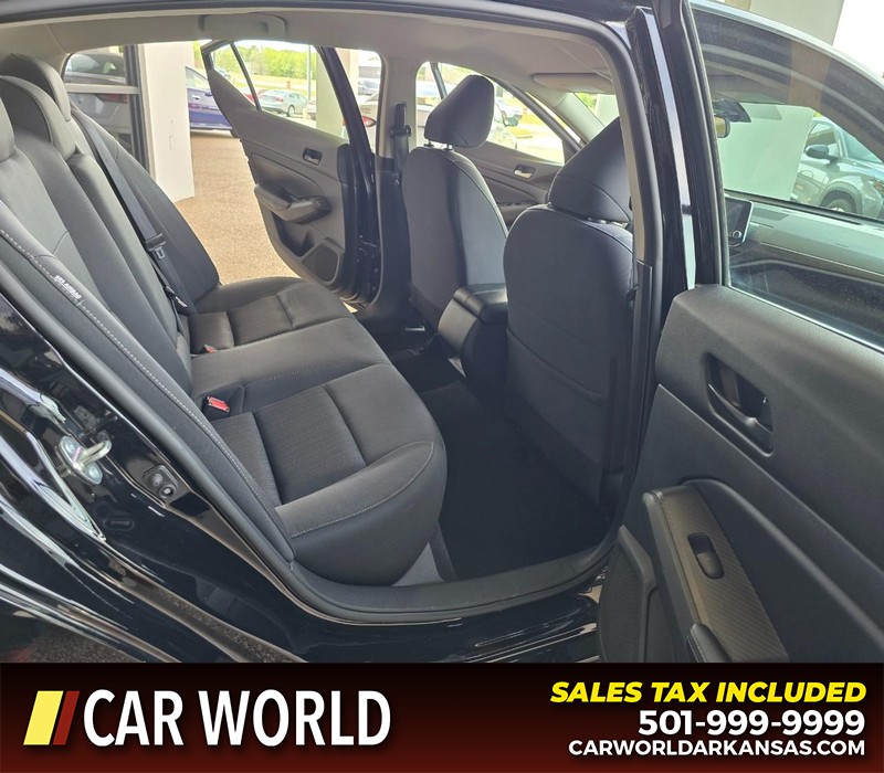 Nissan Altima Vehicle Full-screen Gallery Image 12