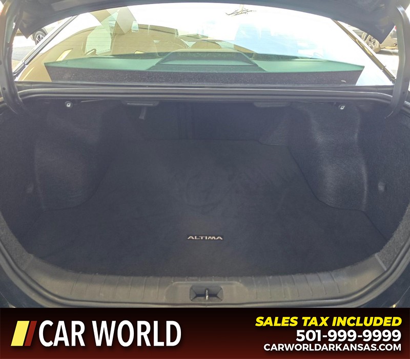 Nissan Altima Vehicle Full-screen Gallery Image 13