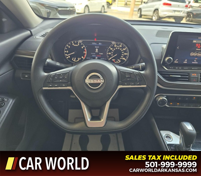 Nissan Altima Vehicle Full-screen Gallery Image 15