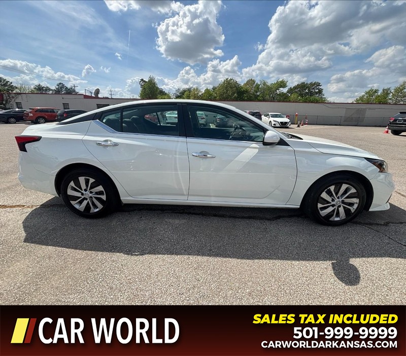 Nissan Altima Vehicle Full-screen Gallery Image 2