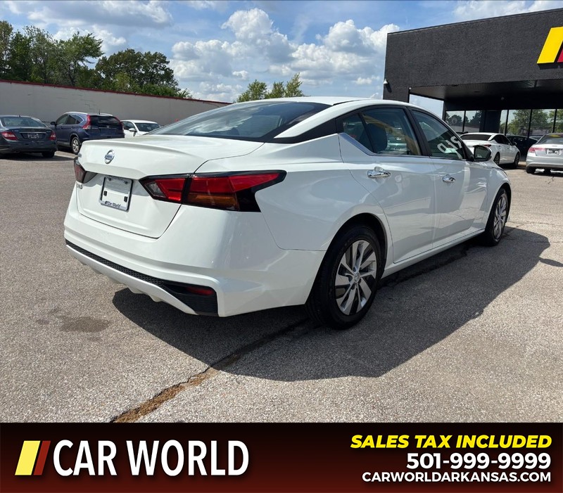 Nissan Altima Vehicle Full-screen Gallery Image 3