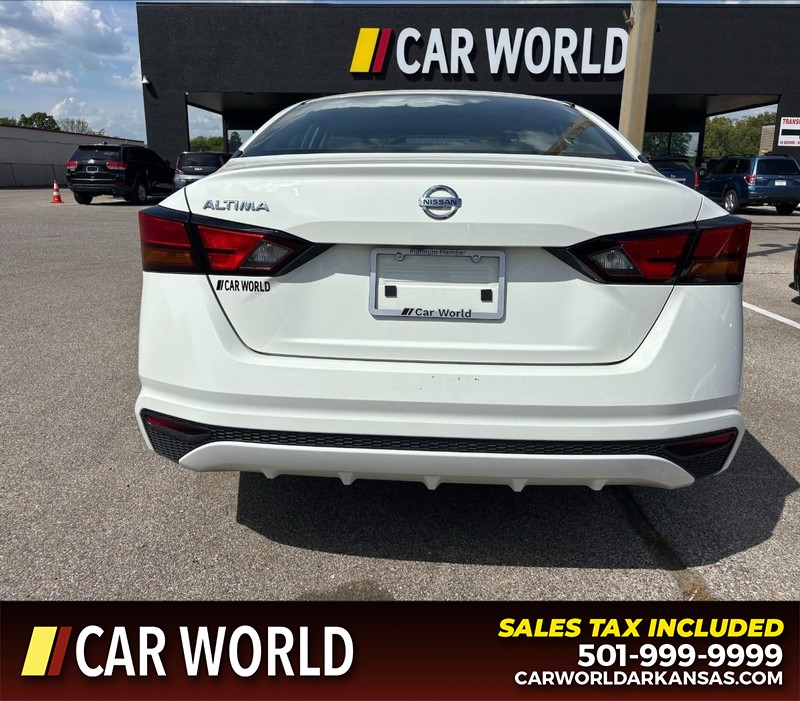 Nissan Altima Vehicle Full-screen Gallery Image 4