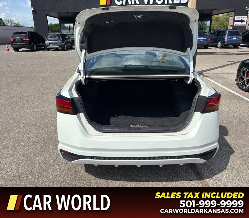 Nissan Altima Vehicle Full-screen Gallery Image 5