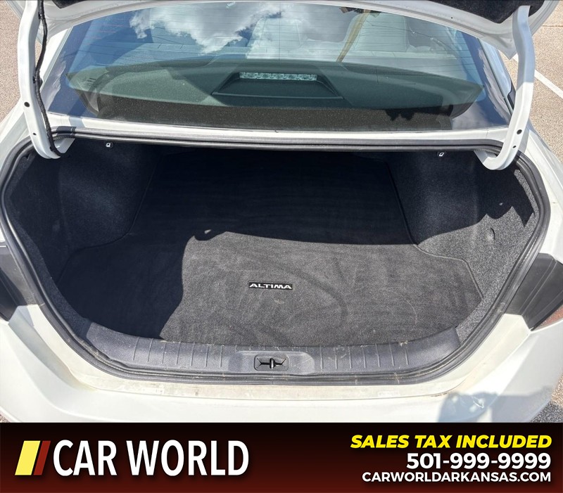 Nissan Altima Vehicle Full-screen Gallery Image 6