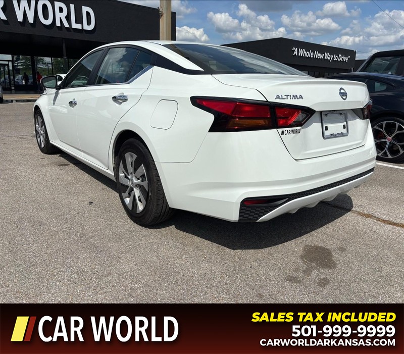 Nissan Altima Vehicle Full-screen Gallery Image 7