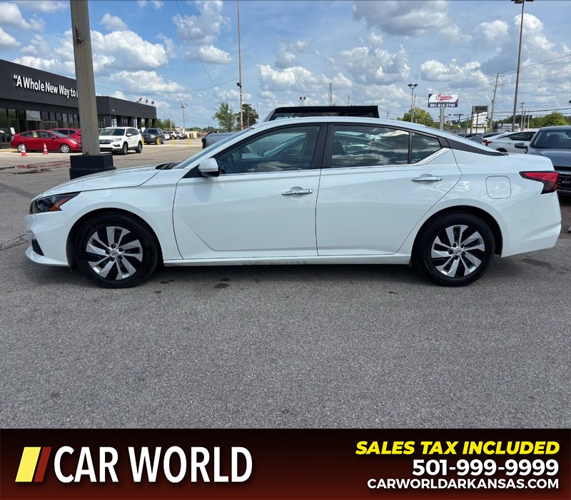 Nissan Altima Vehicle Full-screen Gallery Image 8