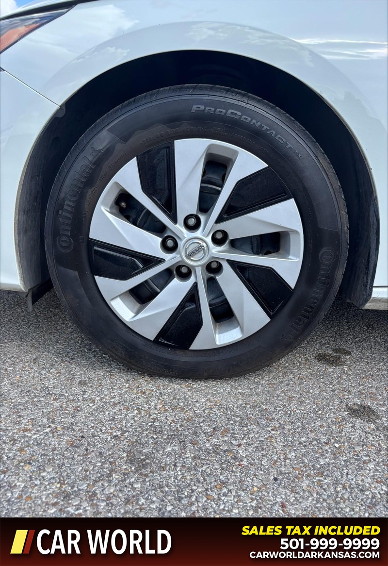 Nissan Altima Vehicle Full-screen Gallery Image 11