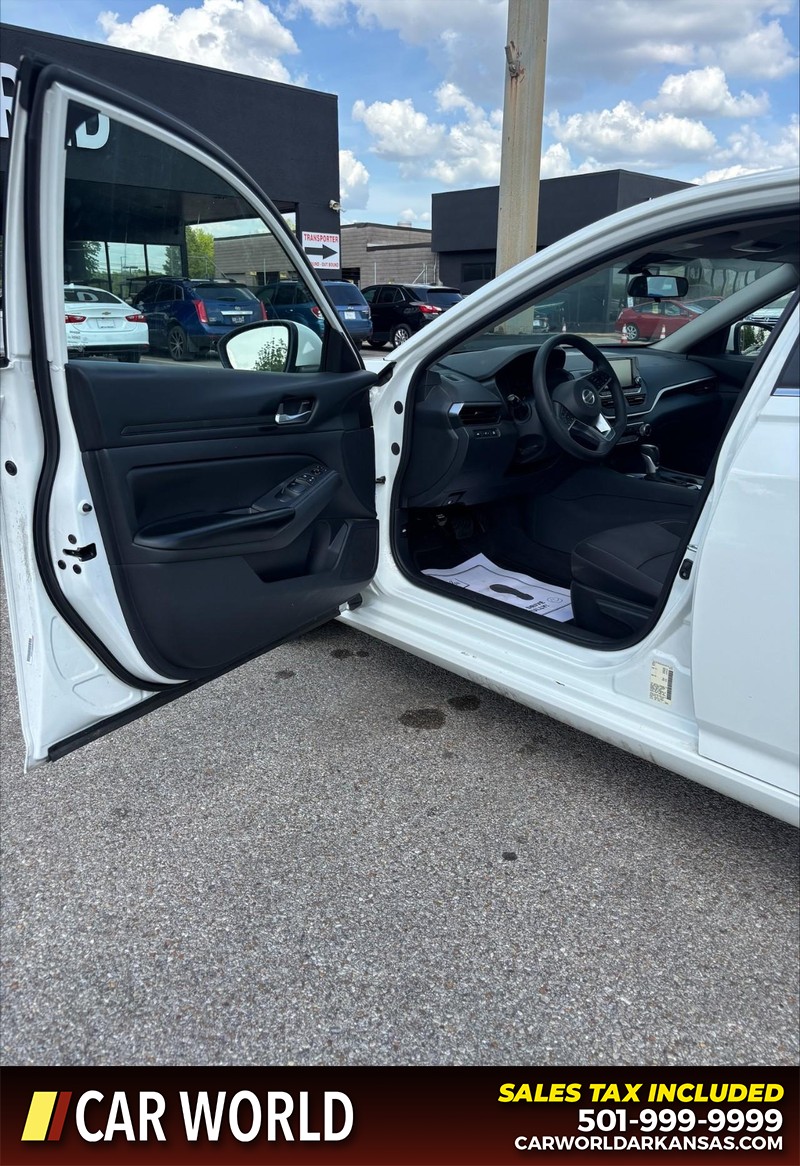 Nissan Altima Vehicle Full-screen Gallery Image 12