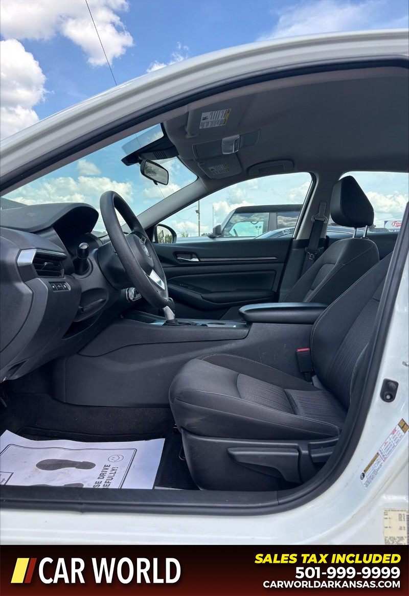 Nissan Altima Vehicle Full-screen Gallery Image 13