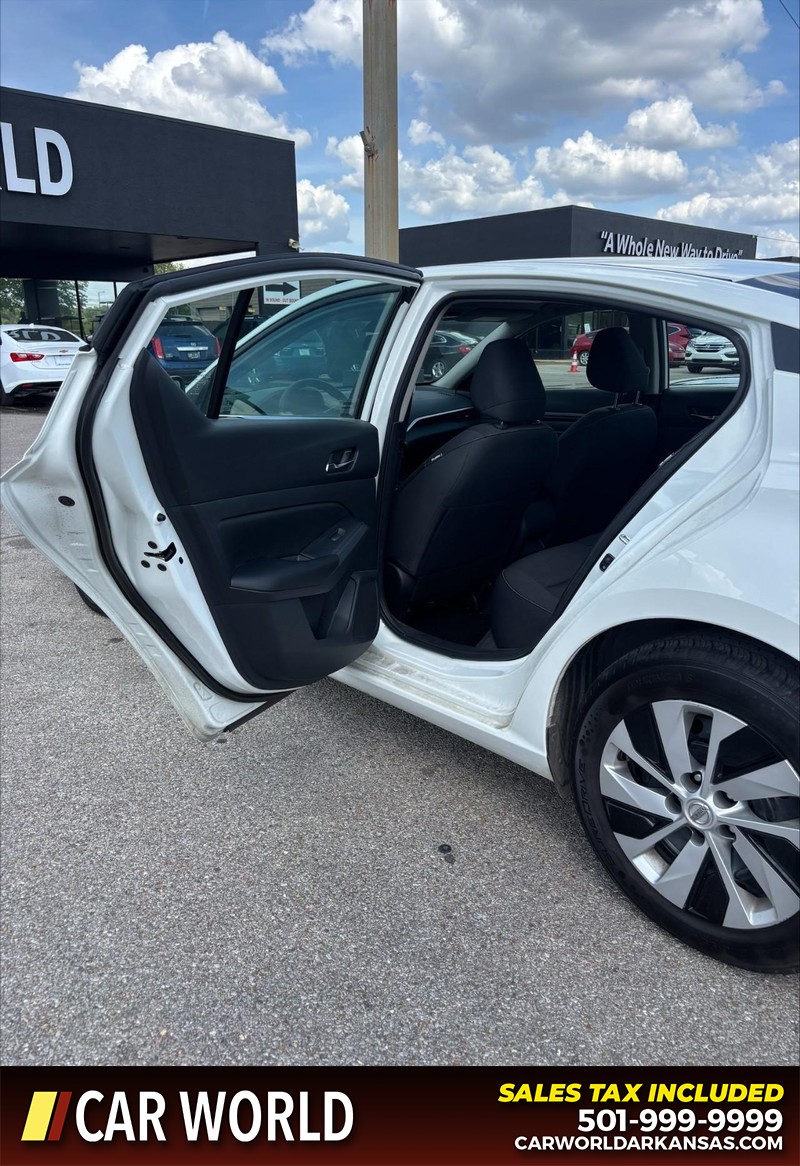 Nissan Altima Vehicle Full-screen Gallery Image 14