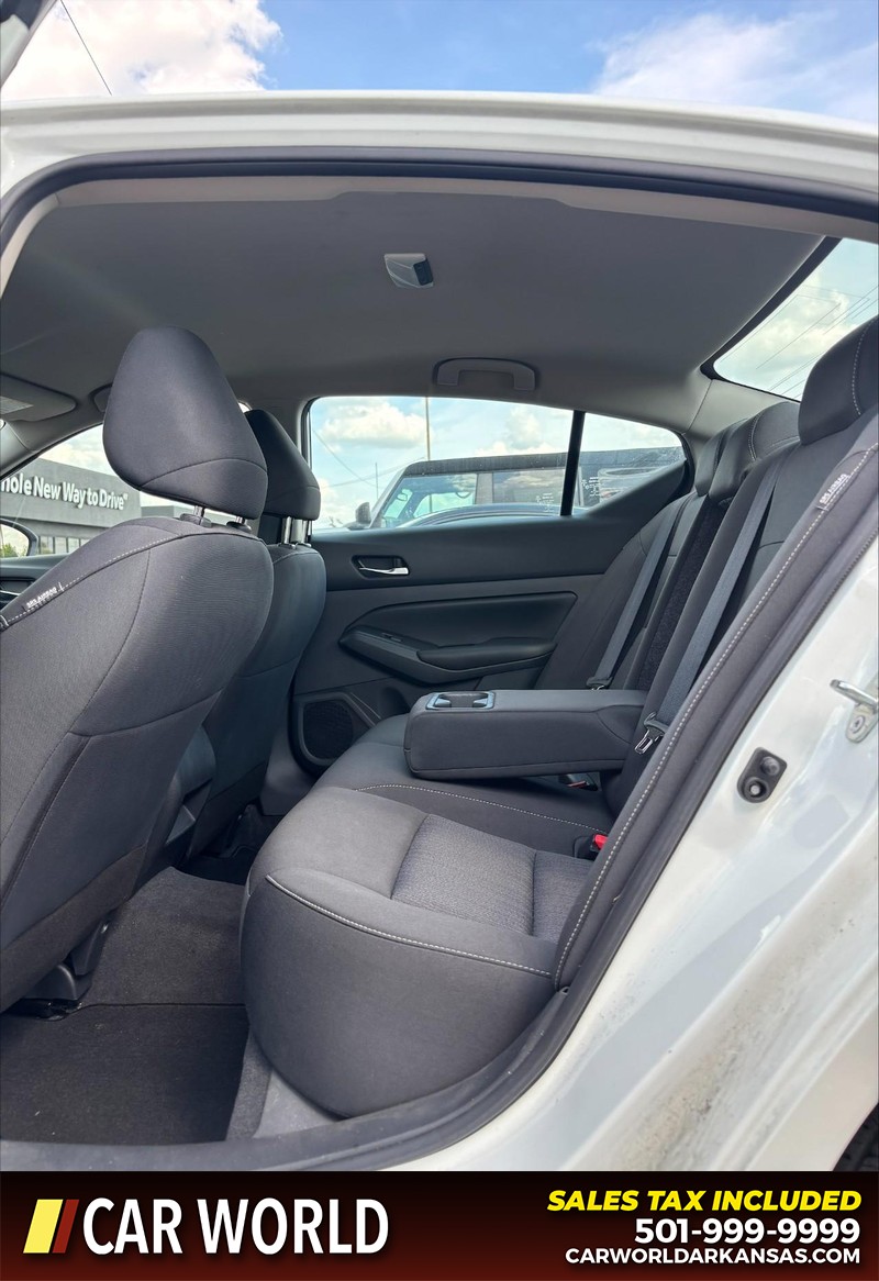 Nissan Altima Vehicle Full-screen Gallery Image 15