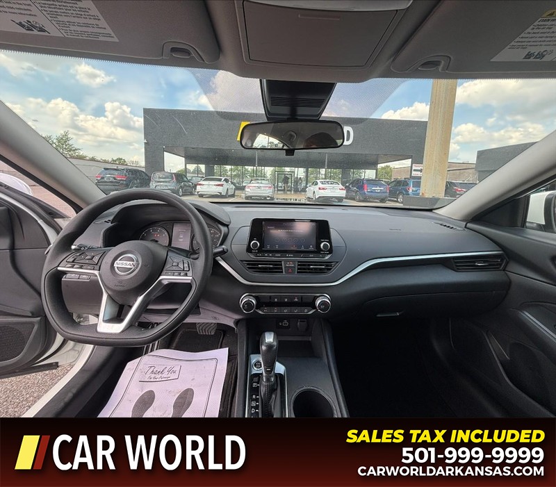 Nissan Altima Vehicle Full-screen Gallery Image 16