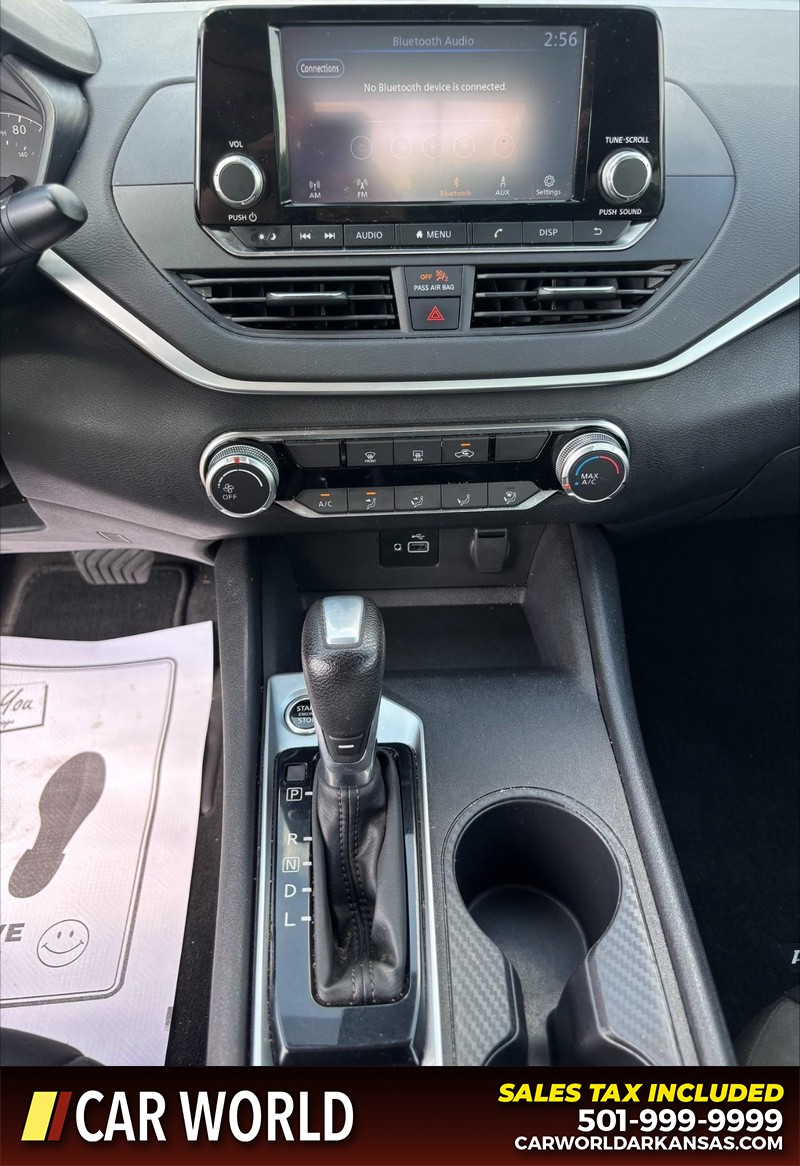 Nissan Altima Vehicle Full-screen Gallery Image 17