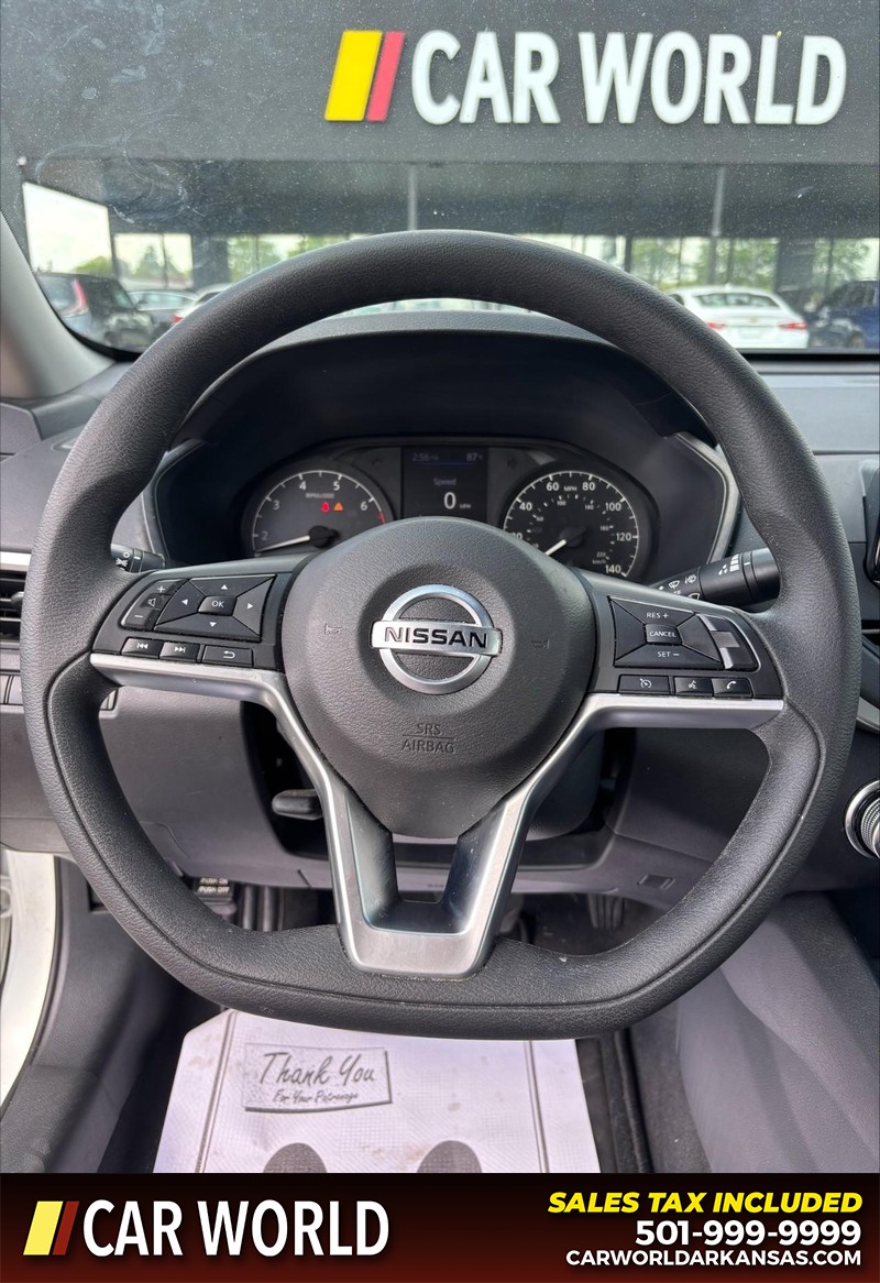 Nissan Altima Vehicle Full-screen Gallery Image 19