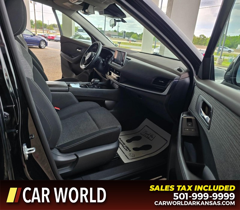 Nissan Rogue Vehicle Full-screen Gallery Image 11