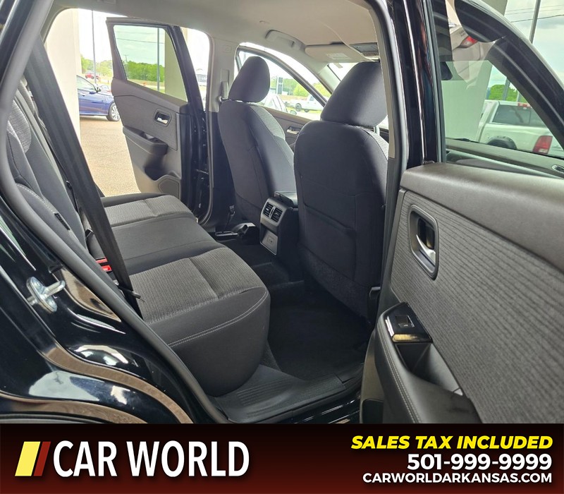 Nissan Rogue Vehicle Full-screen Gallery Image 12