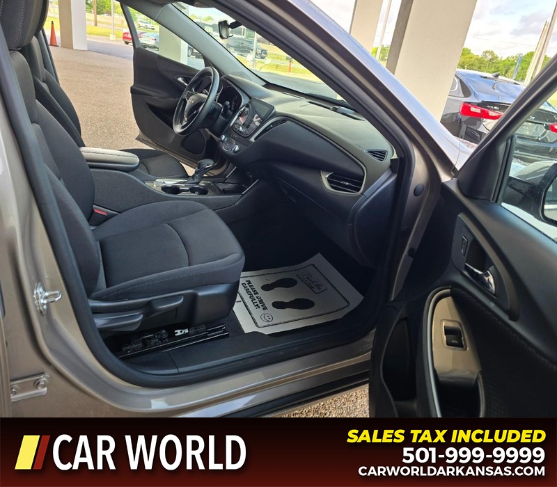 Chevrolet Malibu Vehicle Full-screen Gallery Image 11