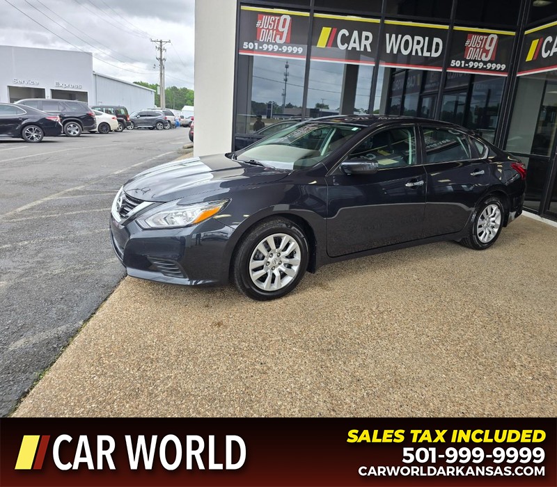 Nissan Altima Vehicle Full-screen Gallery Image 3