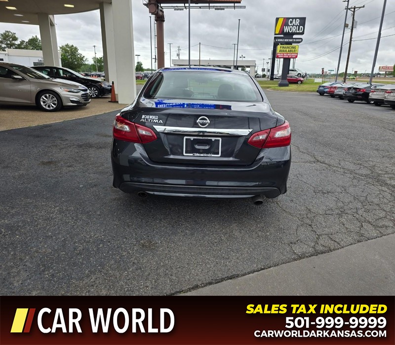 Nissan Altima Vehicle Full-screen Gallery Image 5