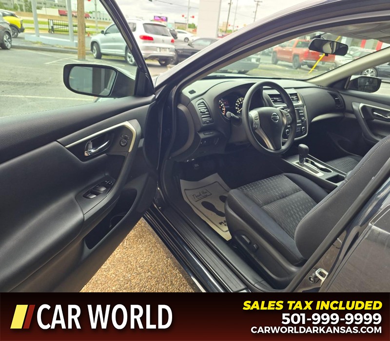 Nissan Altima Vehicle Full-screen Gallery Image 7