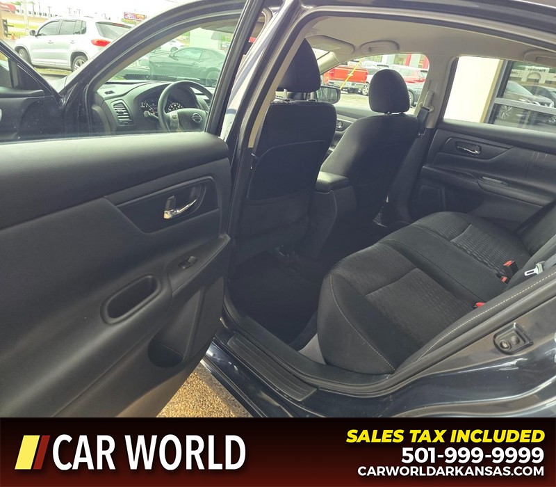 Nissan Altima Vehicle Full-screen Gallery Image 9