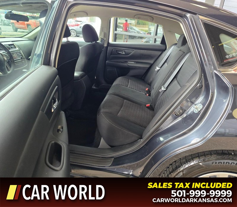 Nissan Altima Vehicle Full-screen Gallery Image 10