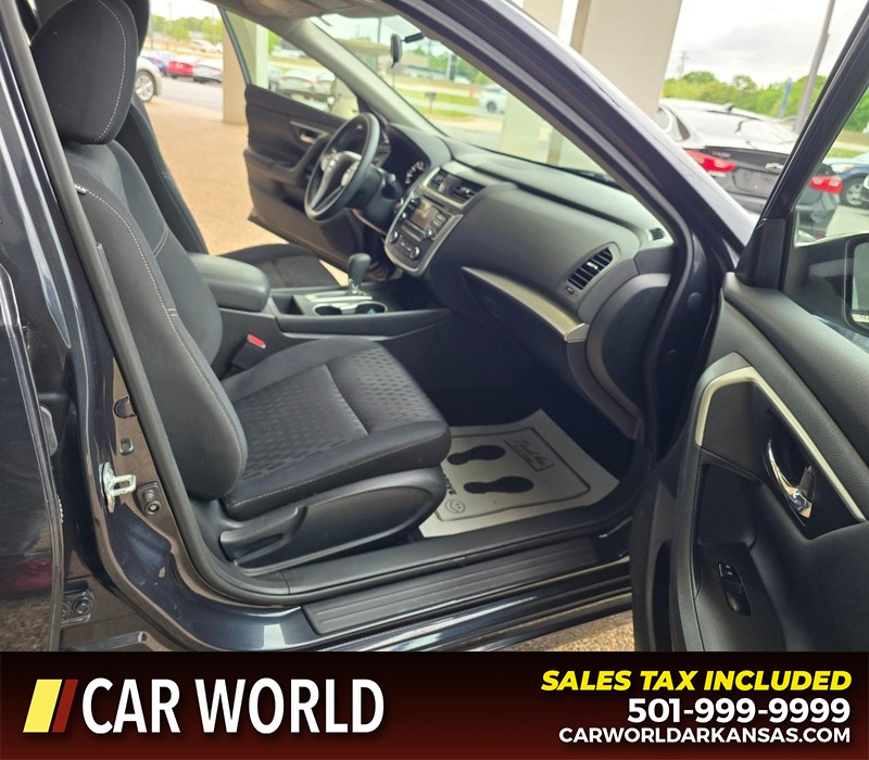 Nissan Altima Vehicle Full-screen Gallery Image 11