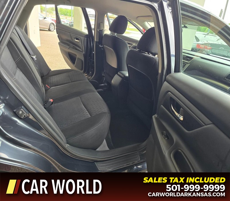 Nissan Altima Vehicle Full-screen Gallery Image 12