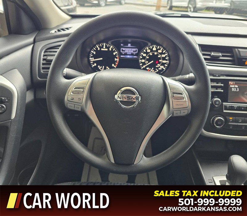 Nissan Altima Vehicle Full-screen Gallery Image 15