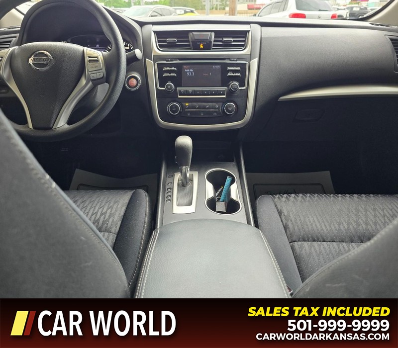 Nissan Altima Vehicle Full-screen Gallery Image 18