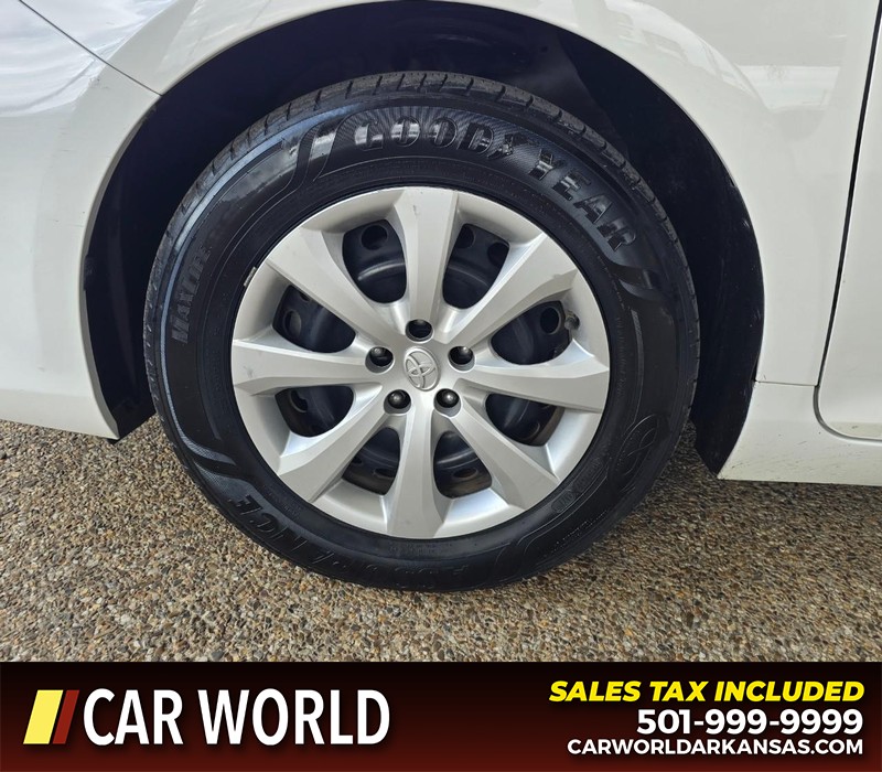 Toyota Camry Vehicle Full-screen Gallery Image 6