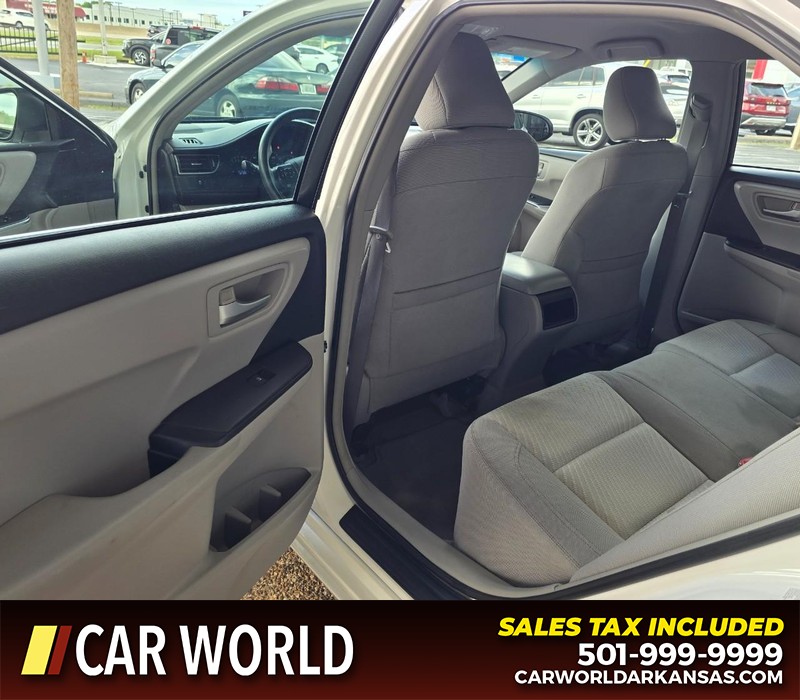 Toyota Camry Vehicle Full-screen Gallery Image 9