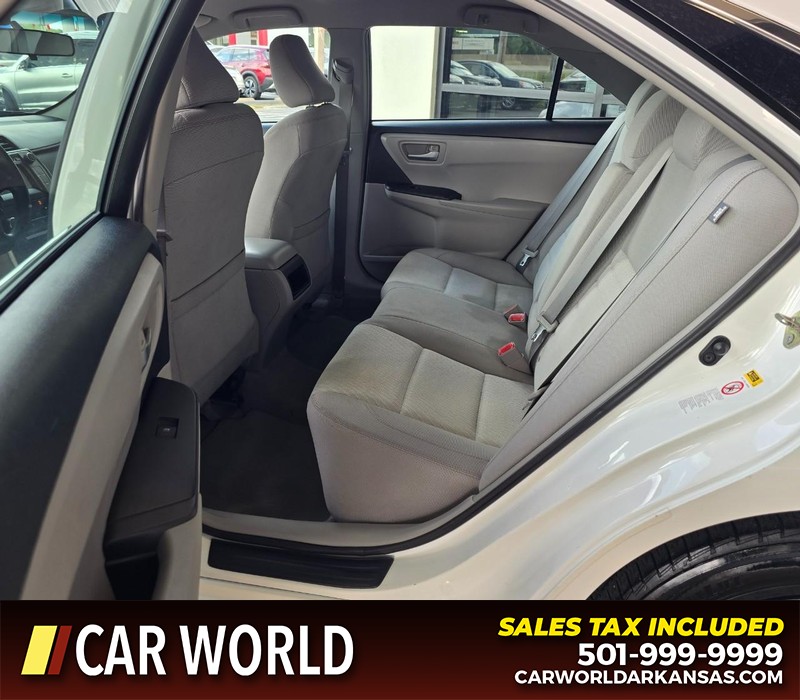 Toyota Camry Vehicle Full-screen Gallery Image 10