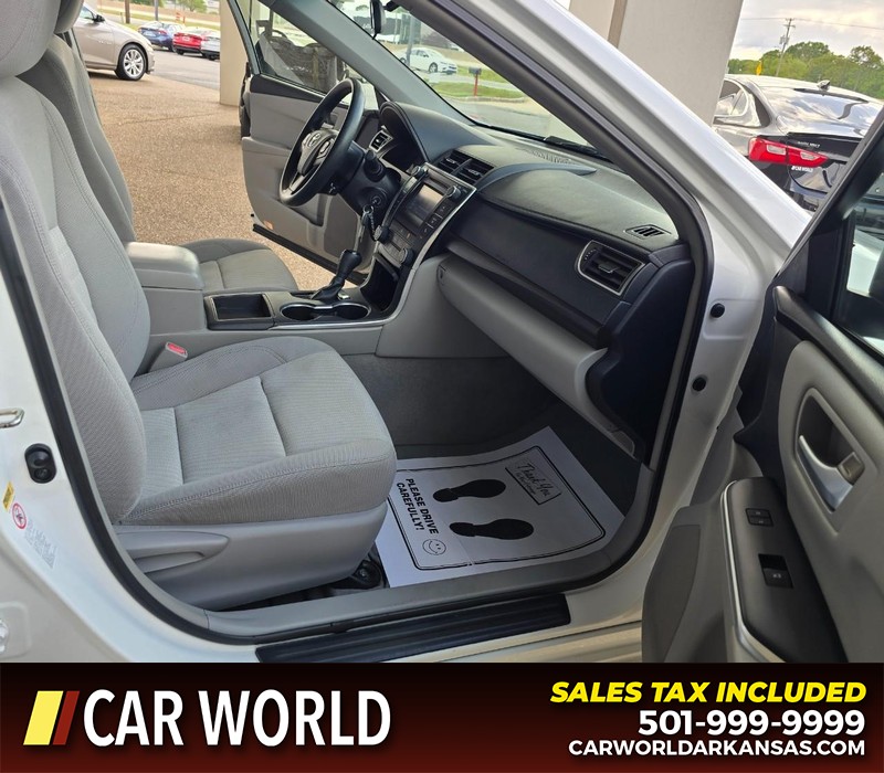 Toyota Camry Vehicle Full-screen Gallery Image 11