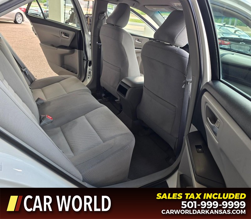 Toyota Camry Vehicle Full-screen Gallery Image 12