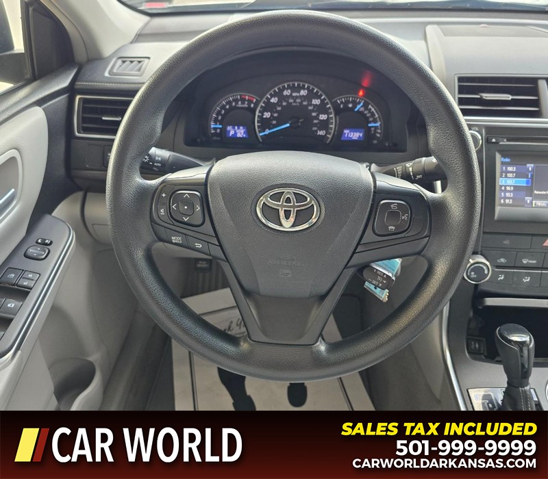 Toyota Camry Vehicle Full-screen Gallery Image 15