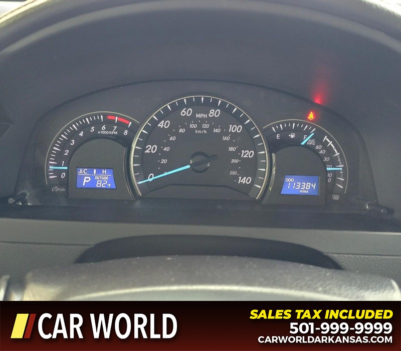 Toyota Camry Vehicle Full-screen Gallery Image 17