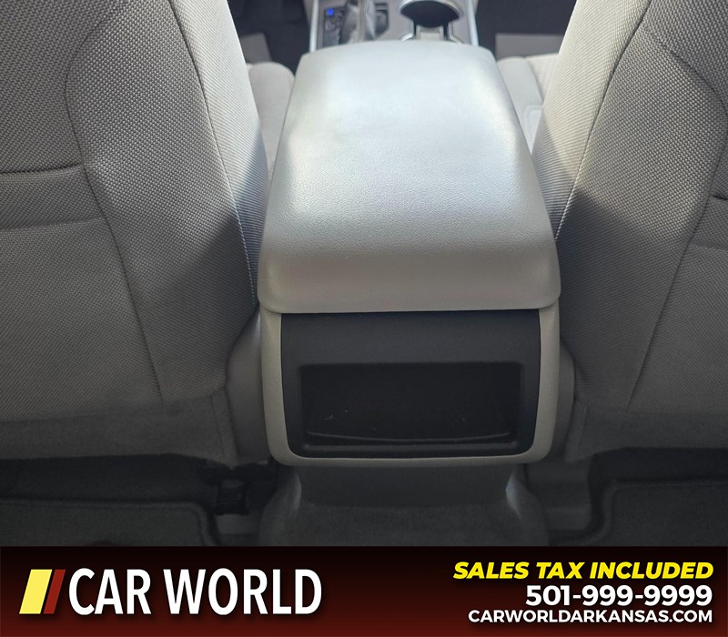 Toyota Camry Vehicle Full-screen Gallery Image 20