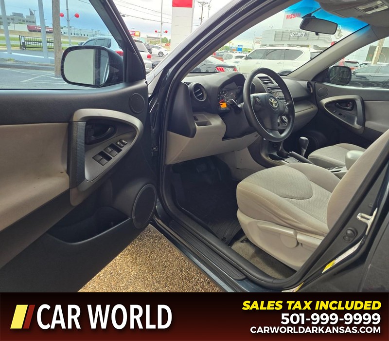 Toyota RAV4 Vehicle Full-screen Gallery Image 7