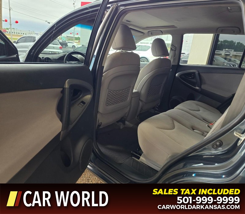 Toyota RAV4 Vehicle Full-screen Gallery Image 9